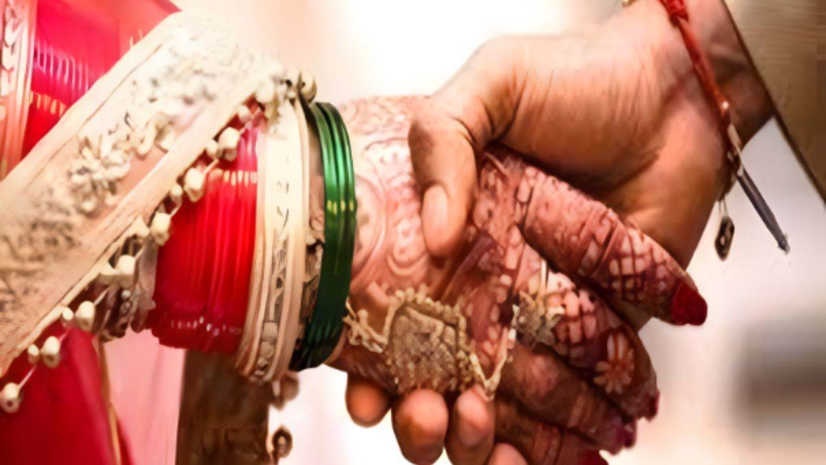 मांग में सिंदूर, गले में वरमाला... डेढ़ महीने पहले गुम हुई 13 साल की किशोरी की शादी का वीडियो वायरल, पुलिस जांच पर उठे सवाल