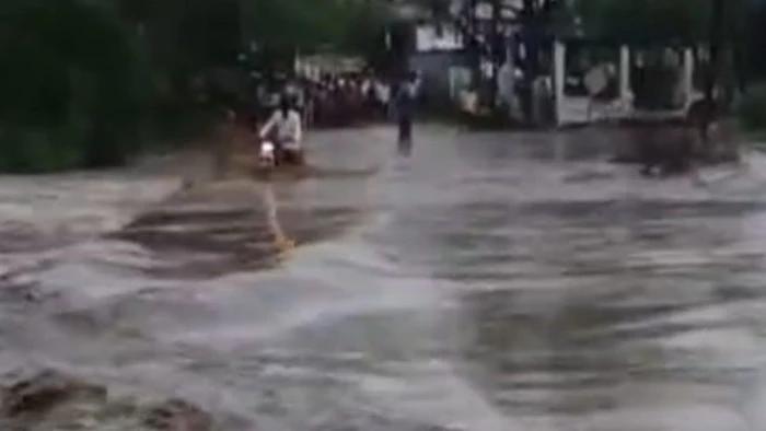 लोग चिल्लाए- बाइक छोड़ दे... नहीं माना और नाले में बहा युवक, देवास में ग्रामीणों ने बचाई जान