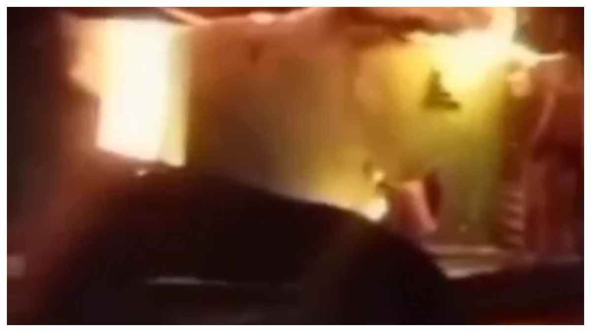 मकान की आग बुझाने चढ़ा युवक सिलेंडर ब्लास्ट से नीचे गिरा; रतनपुर में मची अफरा-तफरी