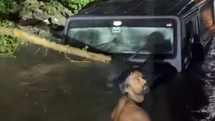 इंदौर में तेज बारिश के बाद अहीरखेड़ी के नाले में बह गया बाइक को पैदल ले जा रहा युवक, नाले में गिरी कार