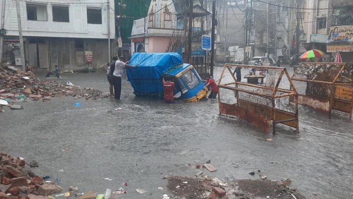 Rain in Ujjain: उज्जैन में मानसून की दस्तक, सड़कें बनीं तालाब; गड्ढों पर फिसलकर गिरे लोग