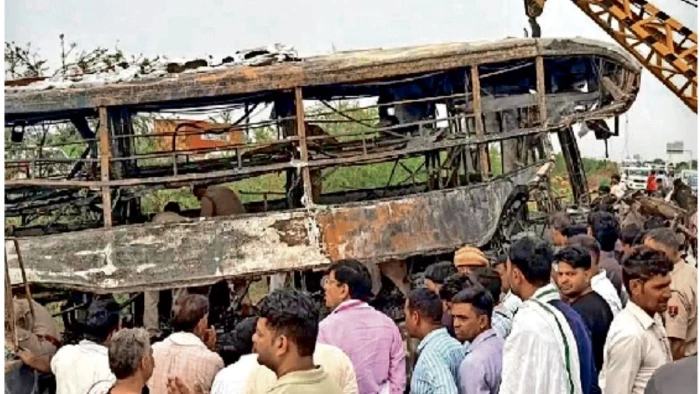 राजस्थान में बस हादसा : बंद इमरजेंसी गेट बना काल, पोटली में समेटकर इंदौर लाना पड़े बेटी के अवशेष