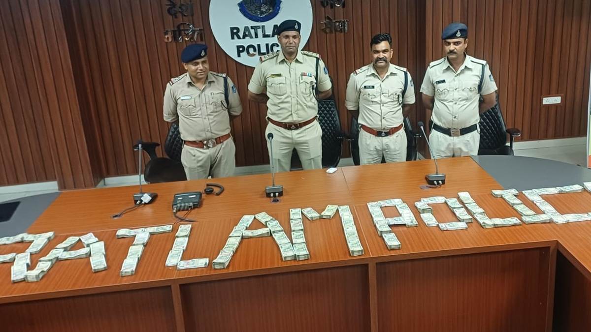 व्हाट्सएप पर OK मैसेज था लूट का कोड, रतलाम में कर्मचारी ही निकला मास्टरमाइंड, ब्लिंकिट की ड्रेस में लूटे थे 40 लाख
