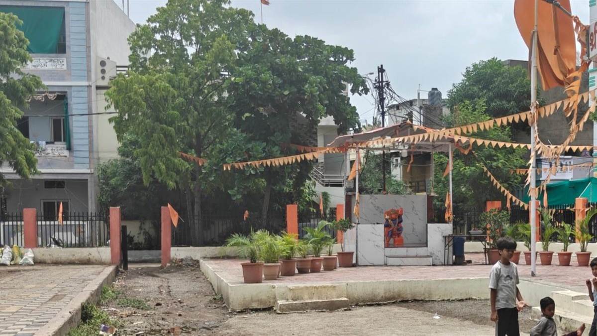इंदौर में स्कूल टूटा, मंदिर बन गया... अब एक कमरे में पढ़ने को मजबूर पहली से आठवीं तक के बच्चे