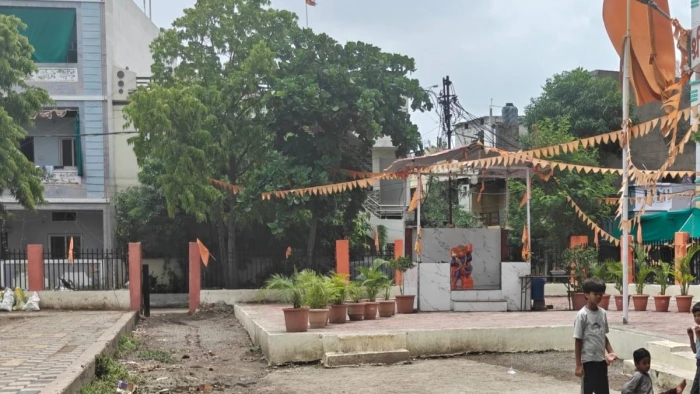 इंदौर में स्कूल टूटा, मंदिर बन गया… अब एक कमरे में पढ़ने को मजबूर पहली से आठवीं तक के बच्चे