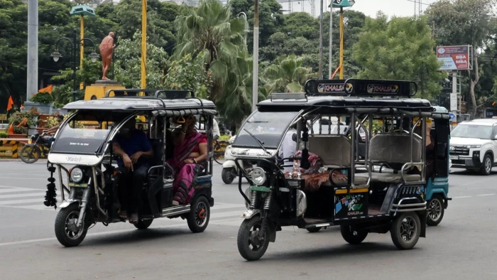 उज्जैन में ई-रिक्शा चालकों को झांसे में लेकर वसूली का 'खेल', एक हिरासत में, वाहन बंद होने पर मदद के बहाने मांगते थे 200-300 रुपये