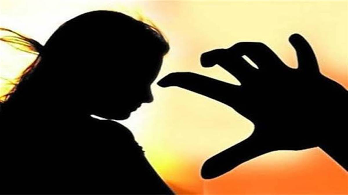 उज्जैन में दूसरे पति के साथ लौटी महिला से बर्बरता: बाल काटे, कपड़े फाड़े, जूतों की माला पहनाकर गांव में घुमाया