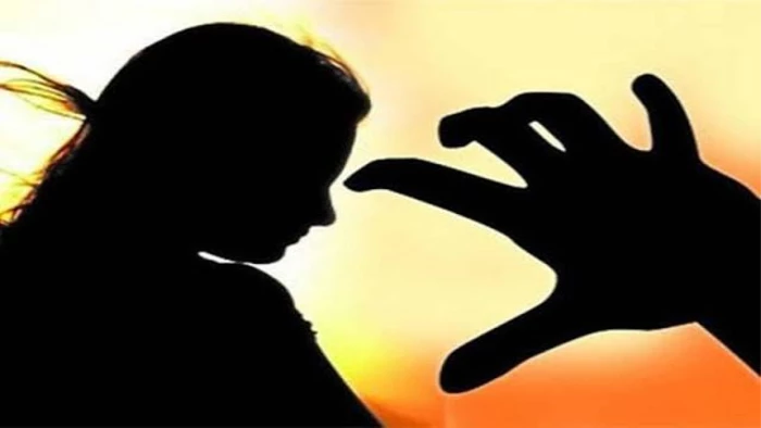उज्जैन में दूसरे पति के साथ लौटी महिला से बर्बरता: बाल काटे, कपड़े फाड़े, जूतों की माला पहनाकर गांव में घुमाया