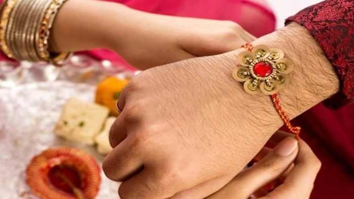 इस बार Raksha Bandhan पर भाई की कलाई पर बांधे शुद्ध वैदिक राखी, जानें इसका महत्व
