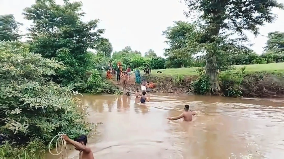 मध्य प्रदेश के इस शहर में आज भी रस्सियों के सहारे नदी पार कर रहे ग्रामीण, इलाज और सड़क सुविधा से वंचित