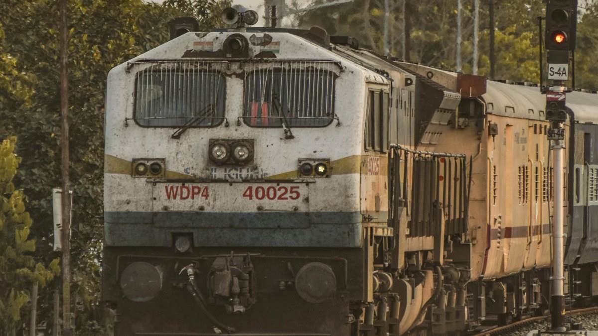 Indian Railway News: ट्रेन में महिला का पर्स चोरी, रेलवे पर लगा इतने हजार का जुर्माना