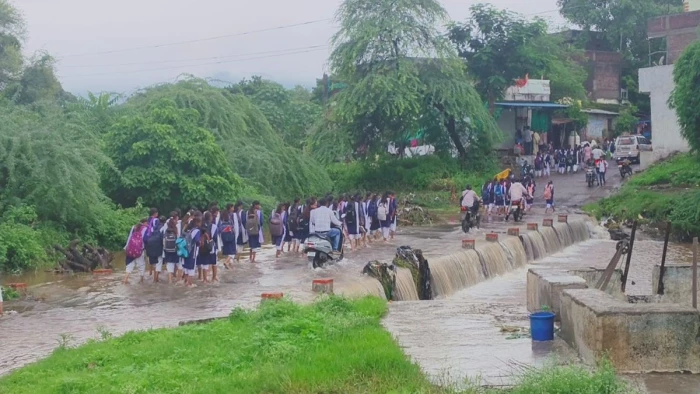 बड़वानी में बिना रैलिंग और कम ऊंचाई वाली पुलिया पर जान जोखिम में डालकर गुजर रहे लोग
