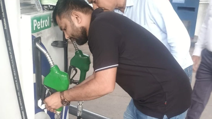 भोपाल में पेट्रोल पंप के टैंक में मिला 116 लीटर पानी, नोजल सील; सरकारी क्वार्टर में अवैध गैस रिफिलिंग का भंडाफोड़