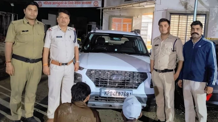 भोपाल में गर्लफ्रेंड को घुमाने के शौक में बना चोर, डुप्लीकेट चाबी से कर रहा था मालिक की कार चोरी; पुलिस ने रंगे हाथों पकड़ा