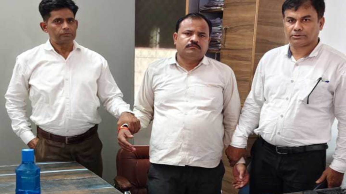 Rajgarh News: एसडीएम कार्यालय का रीडर पांच हजार रुपये रिश्वत लेते रंगेहाथ गिरफ्तार
