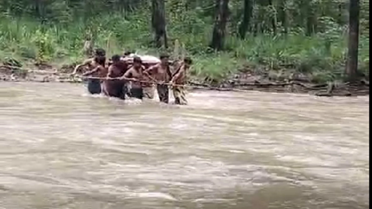 बीजापुर में महिला की बिगड़ी तबीयत तो जान बचाने खाट पर बिठाकर ग्रामीणों ने उफनती नदी कराई पार, पहुंचाया अस्‍पताल