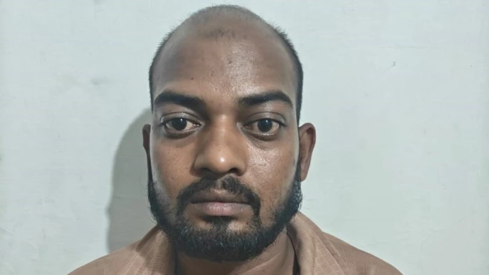 Indore में युवती बनकर युवक को मिलने बुलाया, हड़प लिए 47 हजार