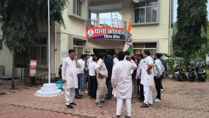 सीहोर में कांग्रेस-भाजपा आमने-सामने कार्यकर्ताओं में भिड़ंत, पुतला दहन और थाने तक पहुंचा मामला