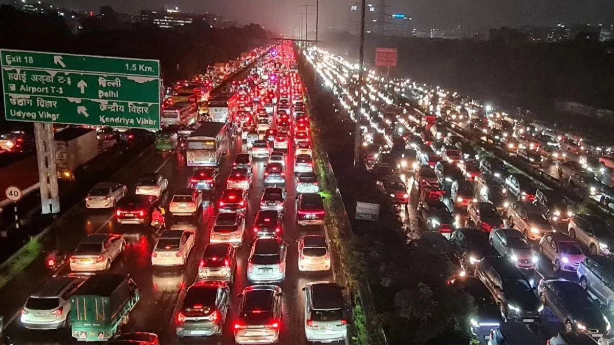 गुरुग्राम में  भारी बारिश से रोड बनी तालाब! दिल्ली-जयपुर हाईवे पर 18km लंबा जाम, वर्क फ्रॉम होम की एडवाइजरी जारी
