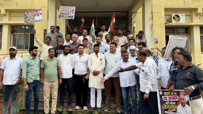 जबलपुर में राहुल गांधी के खिलाफ प्रकरण के विरोध में बरेला में कांग्रेस का प्रदर्शन