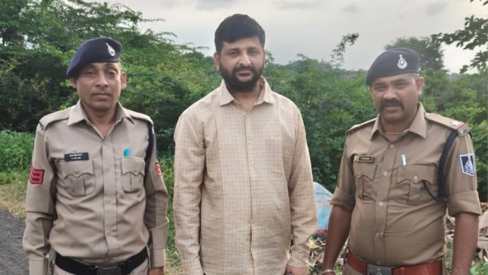 500 के बंडल में रखी 100 के नोटों की गड्डियां, धार में 45.20 लाख की हेराफेरी, बैंक का कैशियर गिरफ्तार