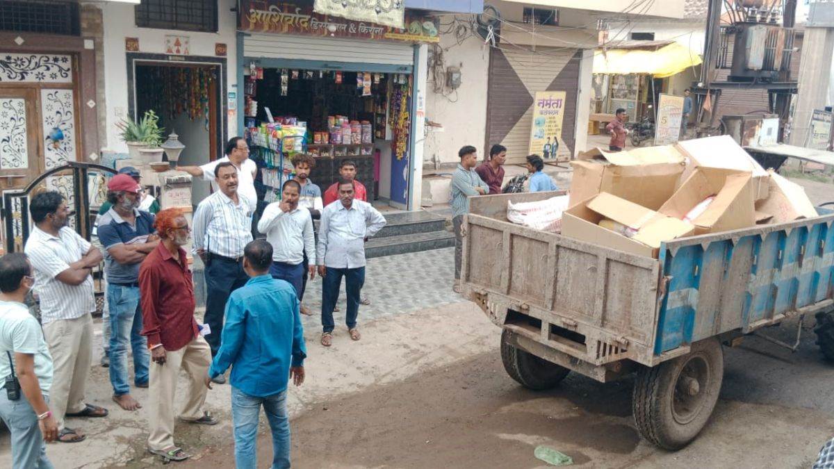 बुरहानपुर की सिंधी बस्ती के गोदाम में बड़ी मात्रा में भरा था अमानक प्लास्टिक, ग्राहक बन कर पहुंचे अफसरों ने मारा छापा
