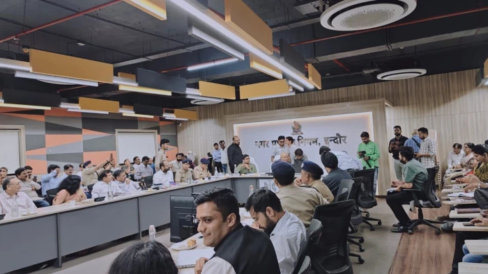 इंदौर में सड़क सुरक्षा को लेकर बैठक में निर्देश, हेलमेट पर सख्ती करें; शराब पीने वालों के लिए वाहन चलाने वालों की व्यवस्था करें