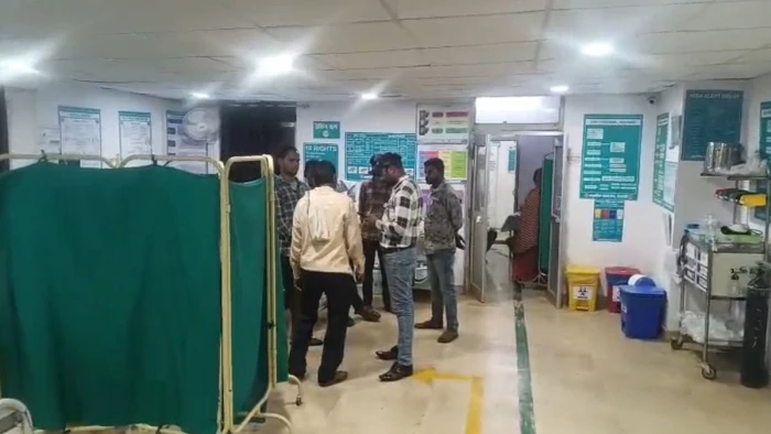 मंडला में स्वास्थ्य व्यवस्थाओं की खुली पोल, एंबुलेंस न मिलने से महिला समेत गर्भ में जुड़वा बच्चों की मौत