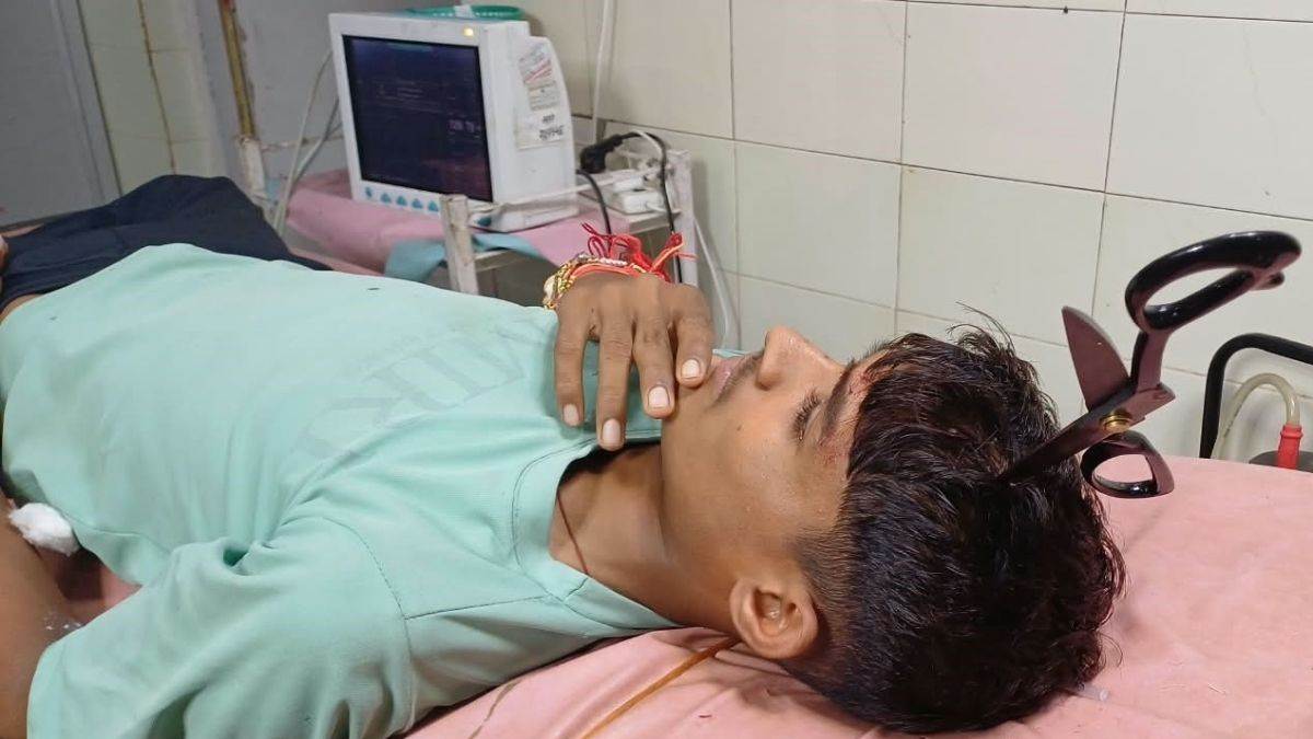 कटनी में रैक से कैंची निकाल रहा था, हाथ से छूटकर सीधे सिर में गिरी; नुकीला हिस्सा धंसा
