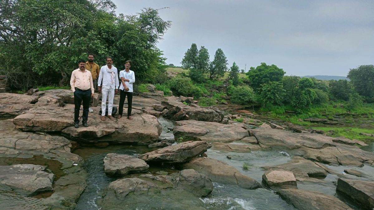 चार बच्चों की मौत से दहला शिवपुरी, सिद्ध बाबा नाला और झरने के पानी पर प्रशासन की रोक, 50 लोगों के लिए गए ब्लड सैंपल, पानी की जांच शुरू