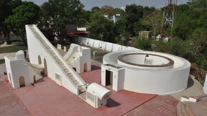 सूरज से सर्वर तक : उज्जैन में ‘समय’ पर मंथन, अब देश ने पकड़ी ‘एक समय’ की राह