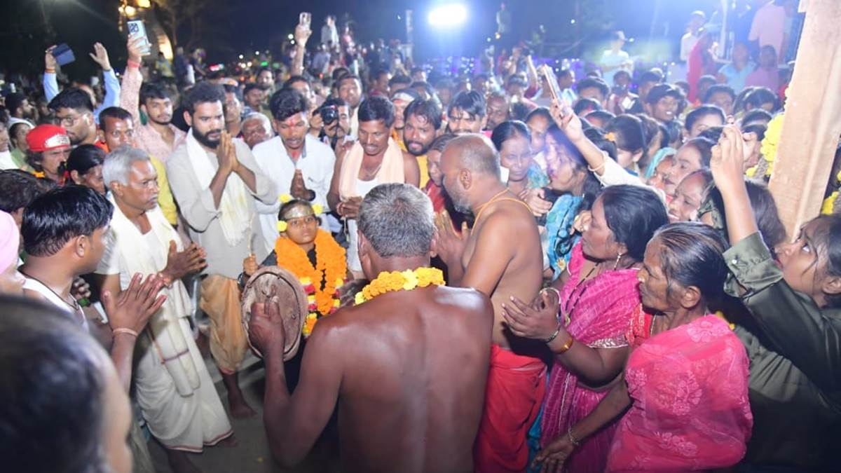 Bastar Dussehra: बेल के कांटे के झूले पर बैठ काछनदेवी ने दी बस्तर दशहरा मनाने की अनुमति, काछनगुड़ी पहुंचे राजा कमलचंद भंजदेव