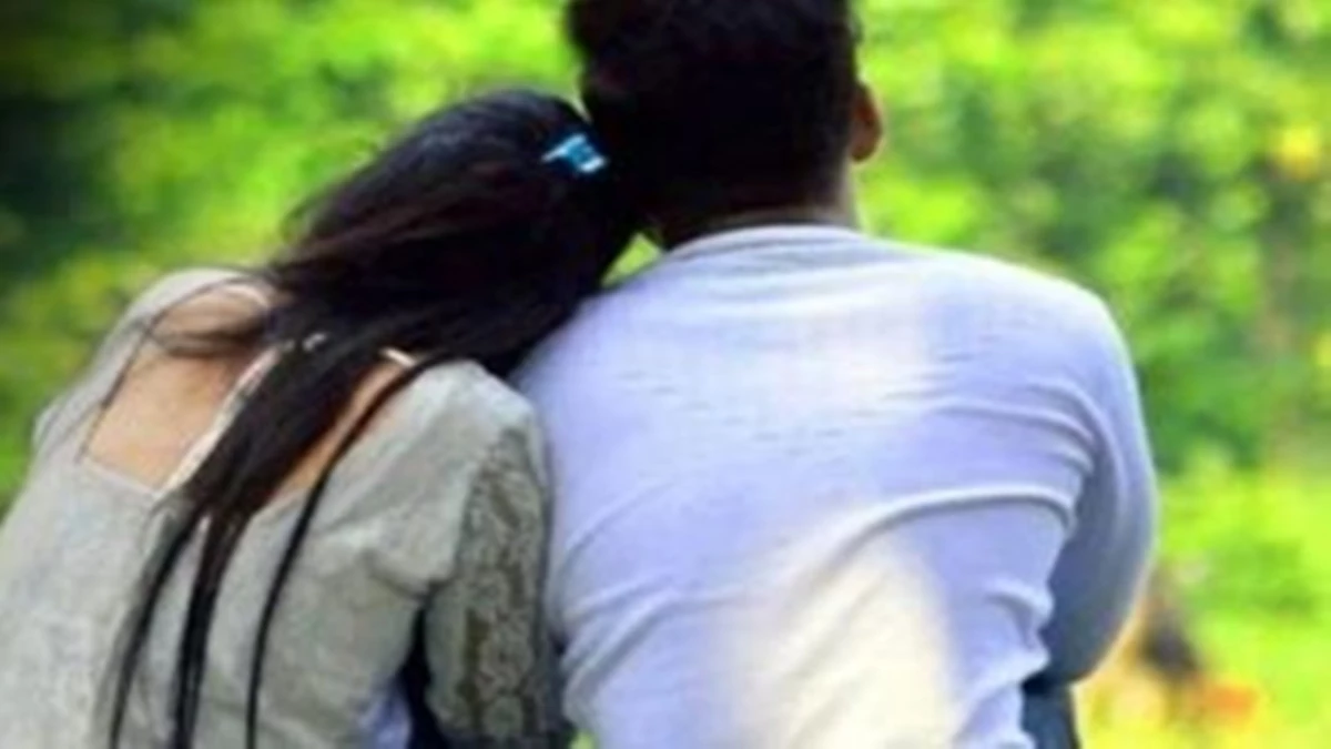 लड़की घर पर अकेली थी, बायफ्रेंड को बुलाया, पिता आ गए तो दोनों डरकर कुएं में कूदे