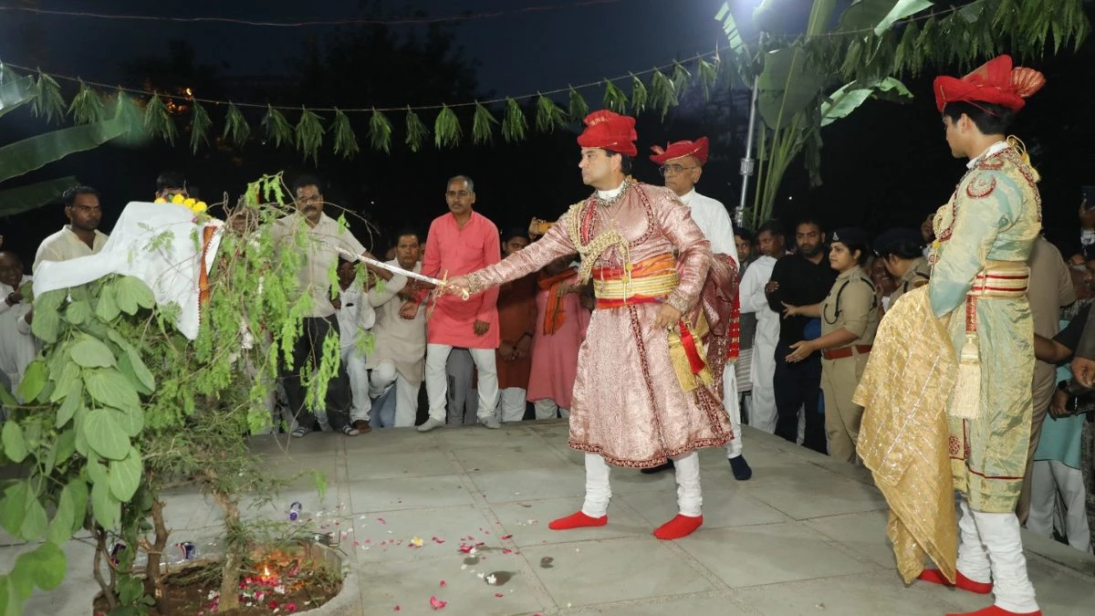 दशहरा पर ज्योतिरादित्य सिंधिया ने तलवार से स्पर्श किया शमी वृक्ष, पत्तियों को लूटने के लिए दौड़े भाजपा कार्यकर्ता