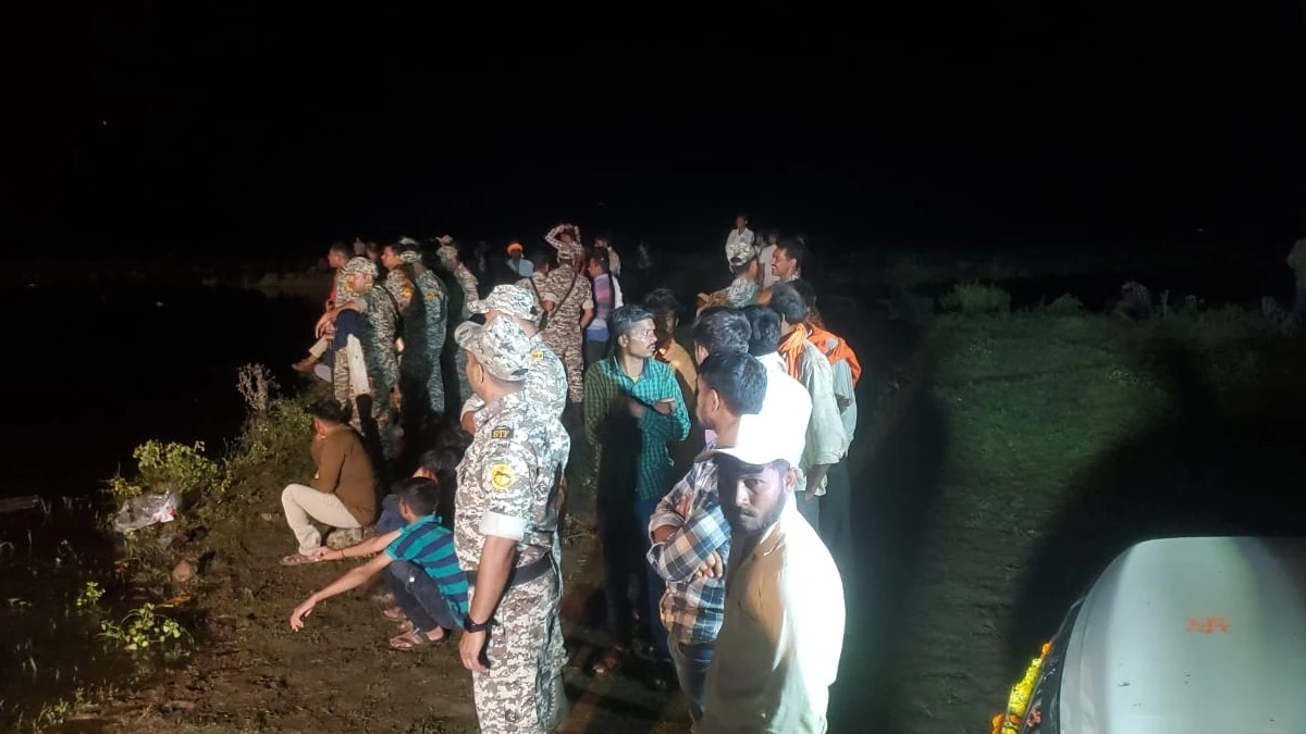 खंडवा हादसा: तालाब में था चार से पांच फीट पानी, अंधेरे में वाहनों की लाइट जलाकर चला रेस्क्यू