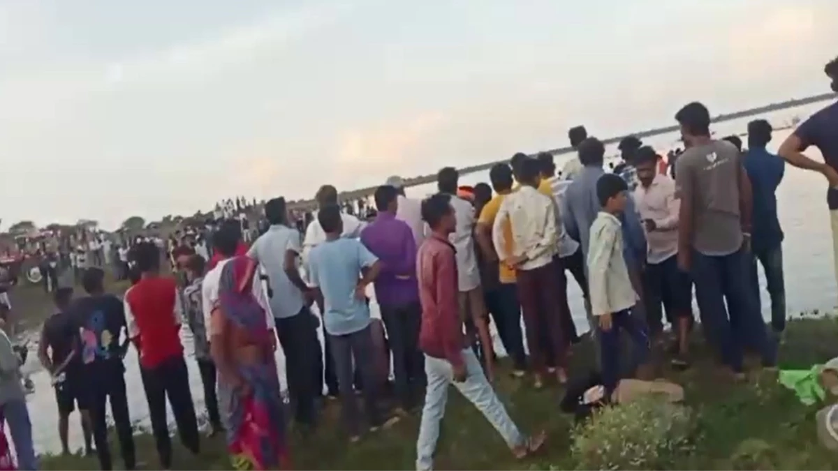 MP News: खंडवा में बड़ा हादसा, प्रतिमा विसर्जन के दौरान ट्रैक्टर ट्राली तालाब में गिरी, 12 की मौत