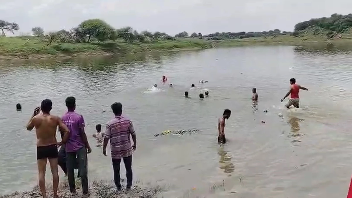 12 साल के बच्चे ने घुमा दी ट्रैक्टर की चाबी, स्टार्ट हुआ और 7 लोगों सहित नदी में डूब गया; MP के उज्जैन में हादसा
