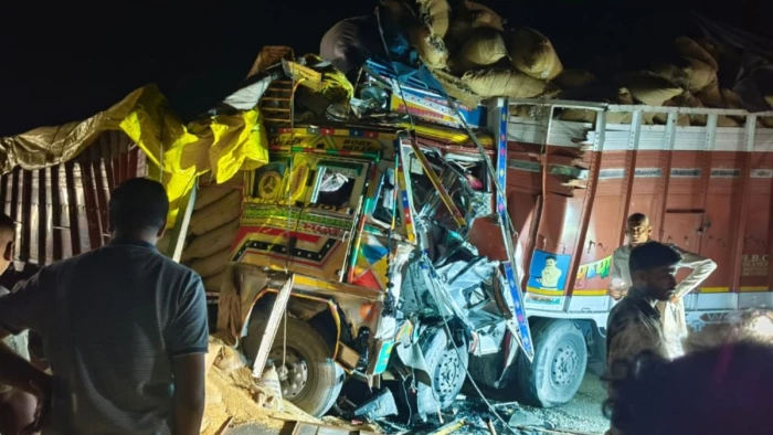 इंदौर के भेरुघाट में बेकाबू ट्रक ने दो कारों और ट्रक को मारी टक्कर, तीन की मौत, क्रेन से निकाले गए फंसे हुए शव