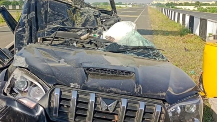 इंदौर में फिनिक्स मॉल के पास हादसा, 100 किमी की रफ्तार से दौड़ रही कार पलटी; एक युवक की मौत