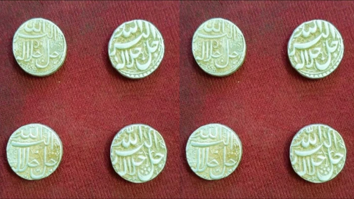 दतिया में नींव की खोदाई में मिले अकबरकालीन चांदी के 4 सिक्के, 'दीन-ए-इलाही' से जुड़ाव के संकेत