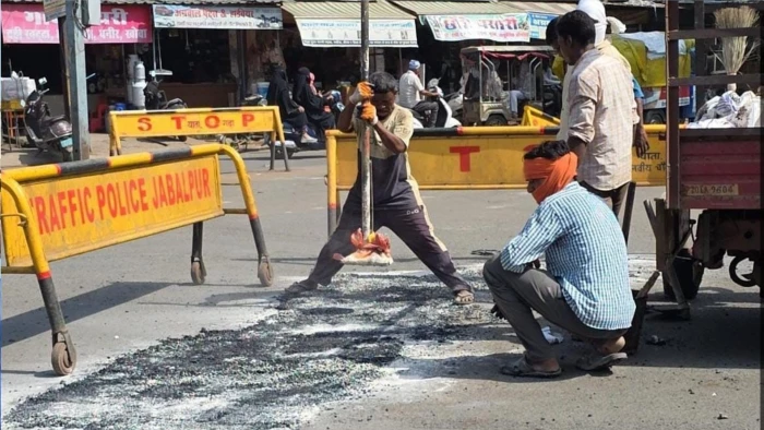 जबलपुर में गड्ढों की मरम्मत का नया फॉर्मूला, कोल्ड मिक्स एस्फाल्ट से गोहलपुर की सड़कें हुईं समतल