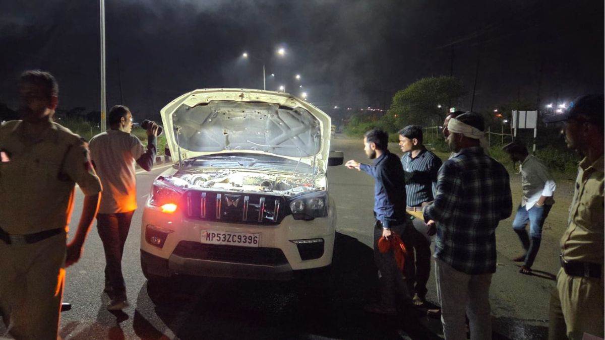 देवास में चलती स्कॉर्पियो में अचानक लगी आग, नाकाबंदी पर पुलिस ने आग बुझाई और सवार लोगों को सुरक्षित बाहर निकाला