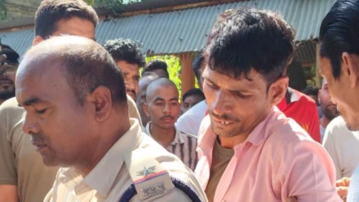 देवास में संपत्ति बंटवारे के लिए आत्महत्या की धमकी देकर मोबाइल टॉवर पर चढ़ा युवक, मशक्कत के बाद समझाइश देकर उतारा