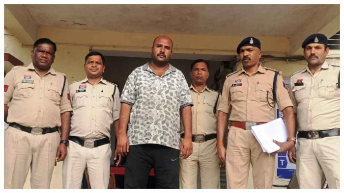 ओडिशा से लखनऊ जा रहा था करोड़ों का गांजा, पेंडारी घाट पर पलटा ट्रक....UP का तस्कर गिरफ्तार