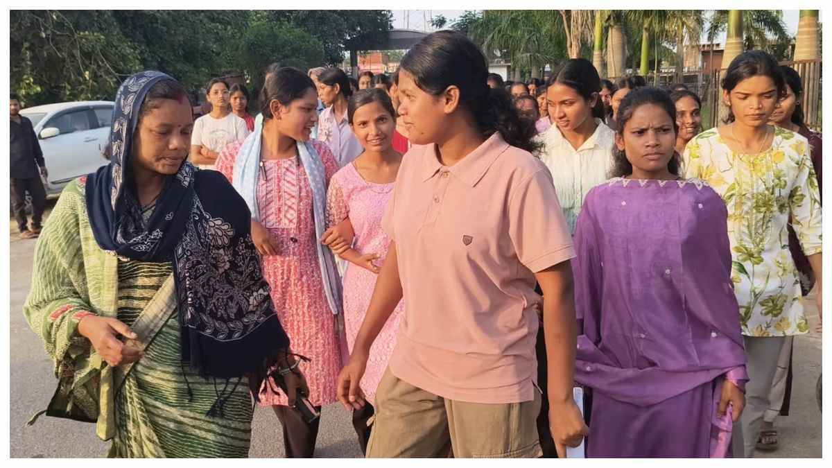 प्रभारी अधीक्षिका की मनमानी से तंग आईं छात्राएं, सूरजपुर कलेक्टोरेट में...