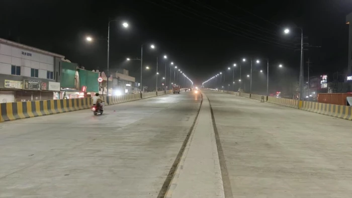 डामर बिछा, लाइट जली, अब दूसरी भुजा से भी सरपट दौडेंगे वाहन, इंदौर के लवकुश चौराहा फ्लाईओवर से बिना रुके उज्जैन रोड की ओर जा सकेंगे