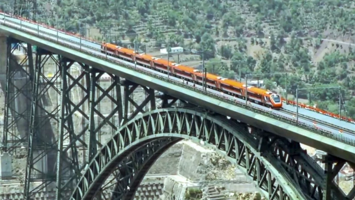 Indian Railways: वंदे भारत एक्सप्रेस ने रचा इतिहास... दुनिया के सबसे ऊंचे ब्रिज पर 100 Kmph की स्पीड से दौड़ी ट्रेन