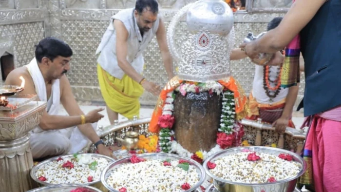 भगवान महाकाल के दरबार से अब कोई भक्त खाली हाथ नहीं लौटेगा, निश्शुल्क प्रसाद वितरण शुरू