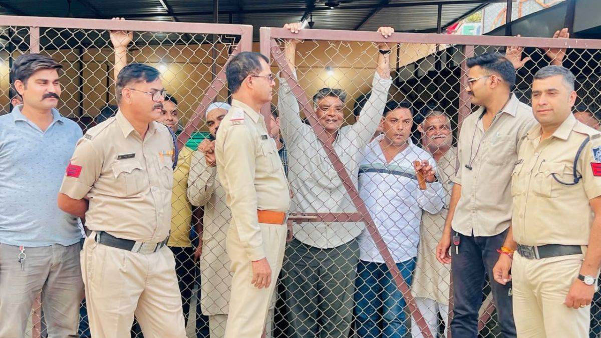 केंद्रीय गृह मंत्री अमित शाह के भोपाल दौरे से पहले गरमाई सियासत; कांग्रेस नेता मनोज शुक्ला हाउस अरेस्ट