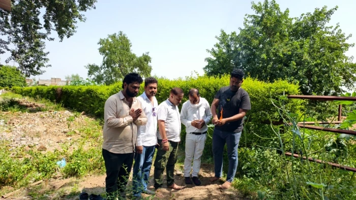 पितृपक्ष में मुरैना के दुकानदारों ने वानर को दिया सम्मान, लाल कफन ओढ़ाकर विधि-विधान से किया अंतिम संस्कार
